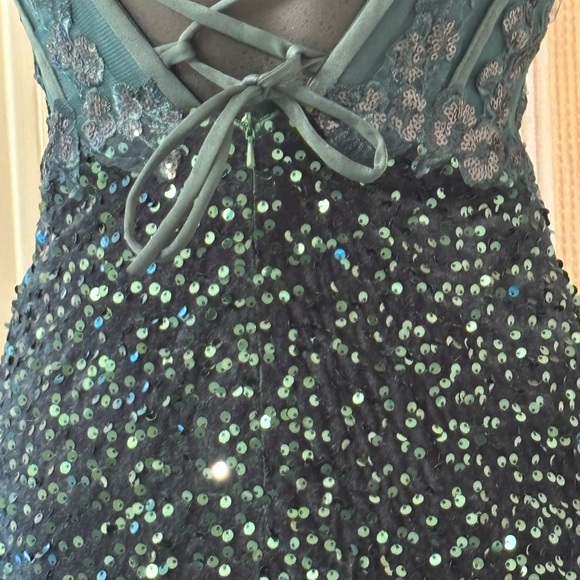 Elegant Dark Green Sparkly Sequin Evening Gown - Picture 6 of 8
